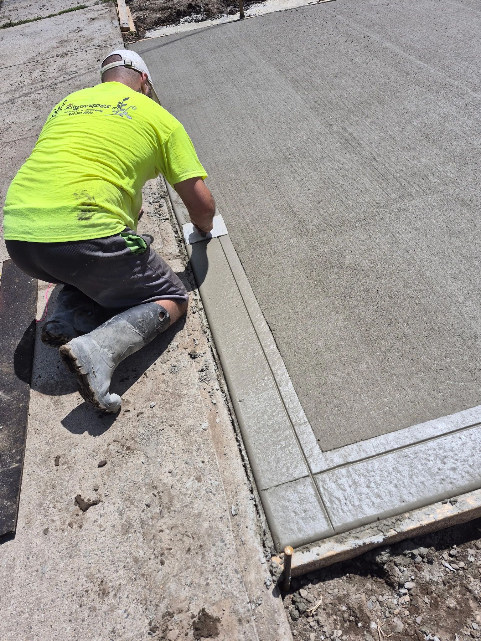 Kingscapes craftsman hand-finishing the edge of a concrete surface